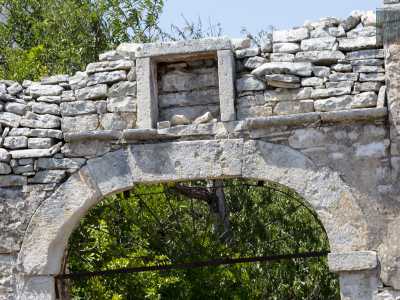 Muoviamo i primi passi verso l'ingresso principale. L'entrata � costituita da un arco policentrico, sormontato da una nicchia che un tempo probabilmente ospitava lo stemma di un ordine monastico...